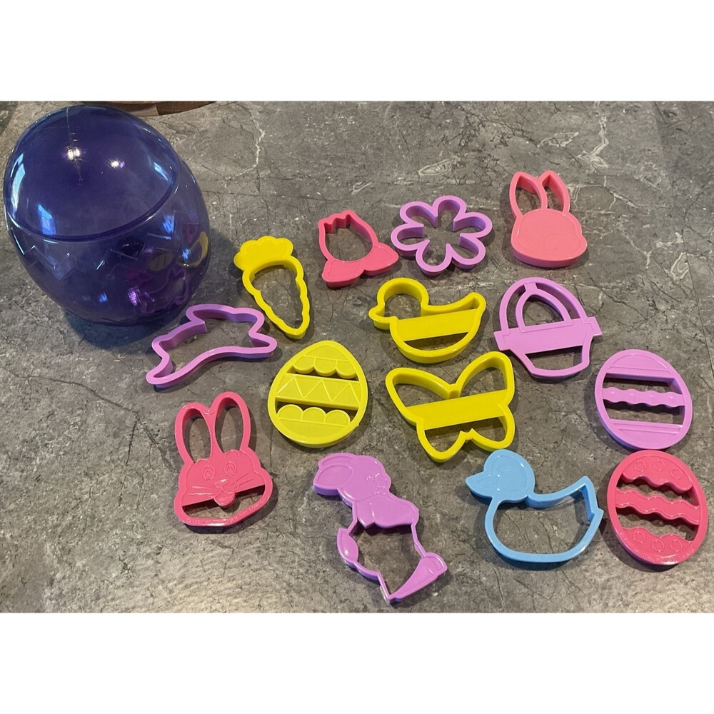 EUC Vintage Wilton Easter/Spring 14 Plastic Cookie Cutters In Egg Shaped Holder